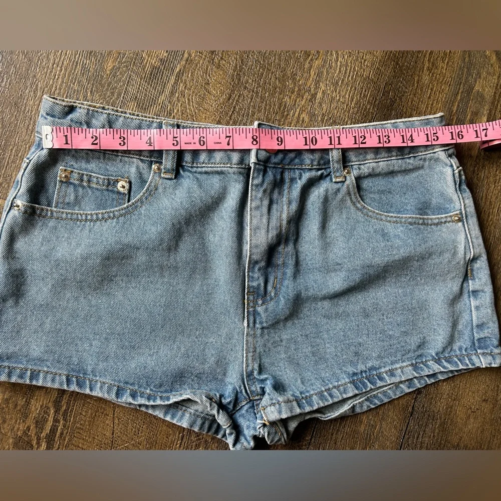 EDIKTED White Bow Pocket Jean Shorts, Size L - Picture 5 of 11